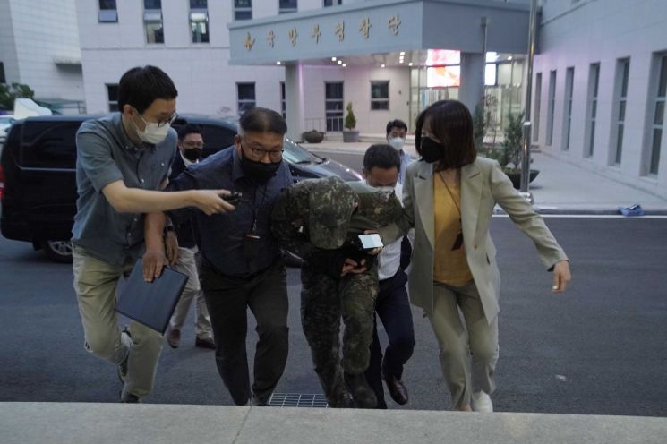 극단적 선택을 한 공군 여성 부사관을 성추행한 혐의를 받는 장 모 중사가 2일 저녁 구속영장실질심사를 받기 위해 국방부 보통군사법원에 압송되고 있다.