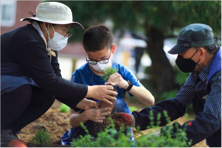 경기도 안산시에 있는 한국선진학교의 학생들이 현대위아가 조성한 학교 내 텃밭에서 식물을 가꾸고 있다. 현대위아는 한국선진학교를 '현대위아 초록학교'로 선정해 희귀식물 정원, 온실 텃밭, 포켓 정원 등을 만들었다.

사진제공=현대위아