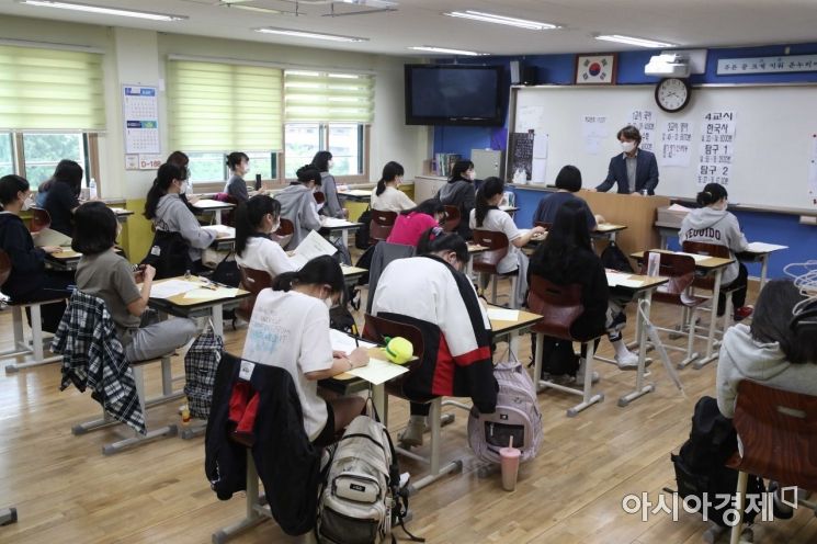 문·이과 통합 체제로 시행되는 2022학년도 대학수학능력시험의 첫 모의평가가 실시된 3일 서울 영등포구 여의도여자고등학교에서 학생들이 OMR카드를 작성하고 있다.