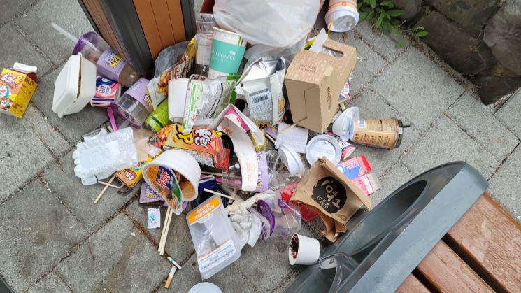 서울 성동구 마장국민체육센터 어린이공원에 있는 벤치 주변이 밤새 시민들이 버린 쓰레기들로 가득 차 있다.