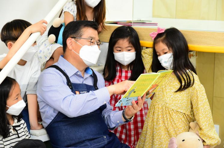 [포토]류경기 중랑구청장, 일일 돌봄교사 깜짝 변신