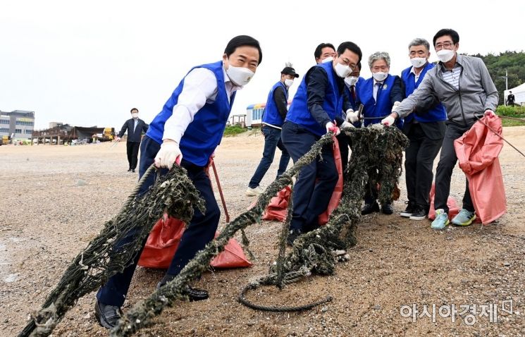 박남춘 인천시장이 영종도 마시안해변에서 열린 '바르게살기운동협의회 바다환경보호 캠페인'에 참석해 폐그물을 수거하고 있다. 2021.5.31 [사진 제공=인천시]