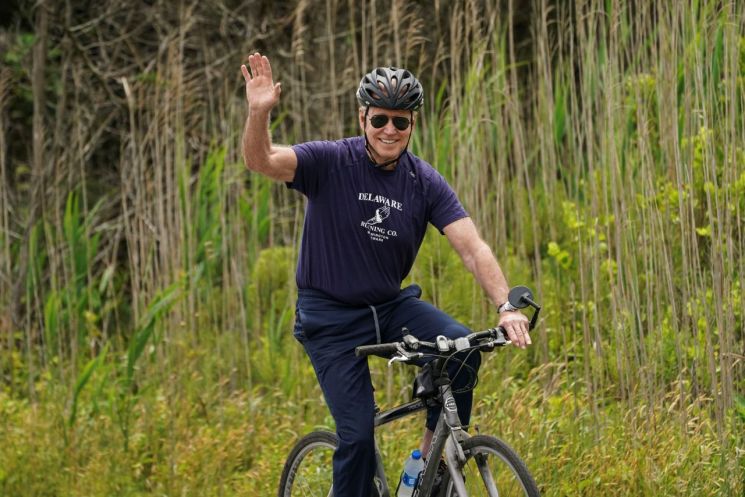 조 바이든 미국 대통령이 델러웨어주 레호보스 비치 소재 주립 공원에서 자전거를 타고 있다. [이미지출처=로이터연합뉴스]
