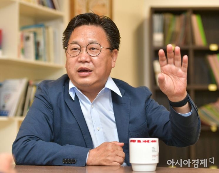 존리 메리츠 자산운용 대표는 공모펀드 시장 확대를 위해 운용사들이 직판앱 출시 등을 통해 접근성을 높여야 한다고 강조했다./윤동주 기자 doso7@