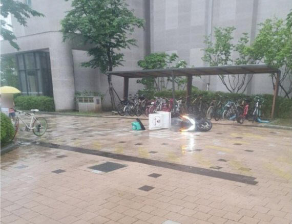 경기 구리시의 한 아파트 단지 안에 배달 오토바이가 줄에 걸려 넘어져 있다. 사진=온라인 커뮤니티 캡처