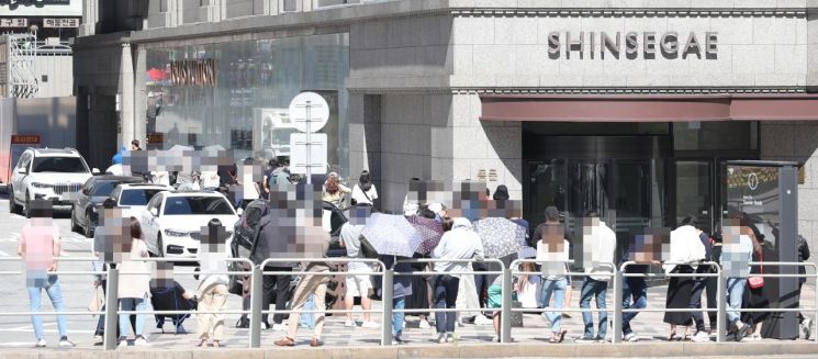 지난달 30일 오전 중구 신세계 백화점 명품관 앞에서 고객들이 입장을 기다리고 있다. [이미지출처=연합뉴스]