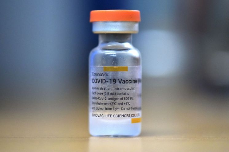오미크론에 뚫린 불활성화 백신…中 '백신 외교' 주무기 잃었다 [과학을읽다]