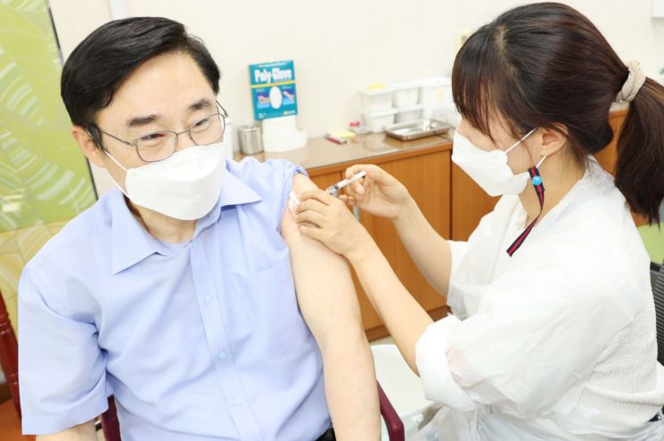  [포토]이동진 도봉구청장,  AZ백신 2차 예방접종 완료 