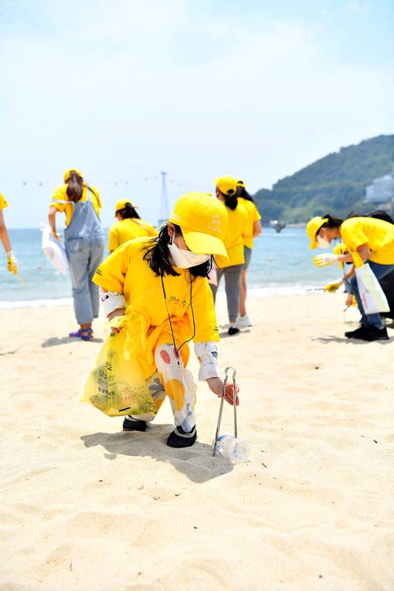 5일 풀무원재단과 메리어트 인터내셔널이 개최한 ‘푸른바다 클린업 캠페인’의 참가 어린이들이 부산 송도 해수욕장에서 해양 쓰레기를 줍는 클린업 활동을 하고 있다. 사진=풀무원 제공