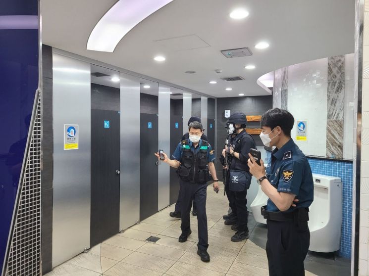 7일 오전 8시 24분께 부산 사상지하철역에 폭발물을 설치했다는 신고를 받고 경찰이 긴급 출동해 수색하고 있다. [이미지출처=부산경찰청]