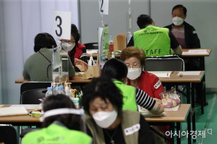 지난 7일 서울 서대문구 북아현문화체육센터에 마련된 예방접종센터가 백신을 맞으려는 시민들로 북적이고 있다. /문호남 기자 munonam@
