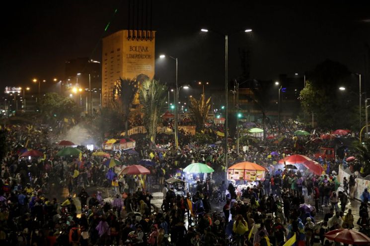 지난달 29일(현지시간) 콜롬비아 수도 보고타에서 대규모 반정부 시위가 진행되고 있다. [이미지출처=연합뉴스]