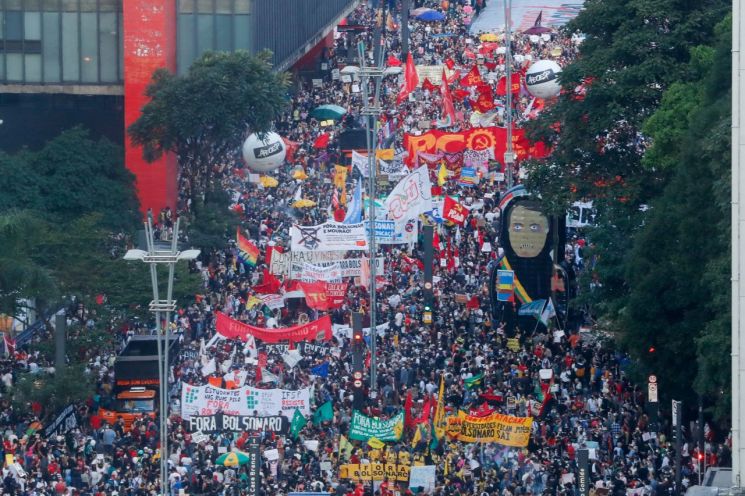 지난달 30일(현지시간) 브라질 상파울루에서 코로나19 사태 이후 최대 규모 반정부 시위가 진행되고 있다. [이미지출처=연합뉴스]