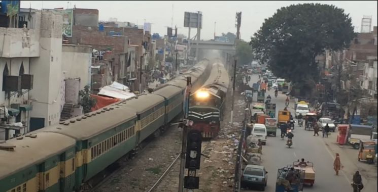 파키스탄에서 열차가 운행중인 모습. 위 사진은 기사 내용과 상관없음. [사진출처=유튜브]