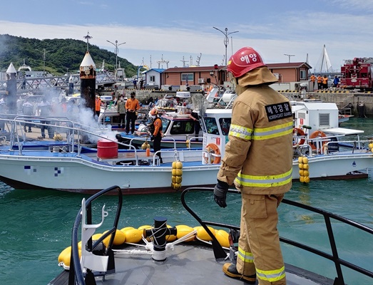 목포해양경찰서와 목포소방서는 선박 화재 사고 대응 합동훈련을 실시했다. (사진=목포해양경찰서 제공)