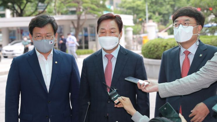 野, '이용구 수사' 경찰청 항의방문…"꼬리자르기 안돼, 발본색원해야"(종합)