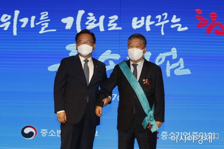 [포토] 금탑산업훈장 받는 박준흠 한황산업 대표이사