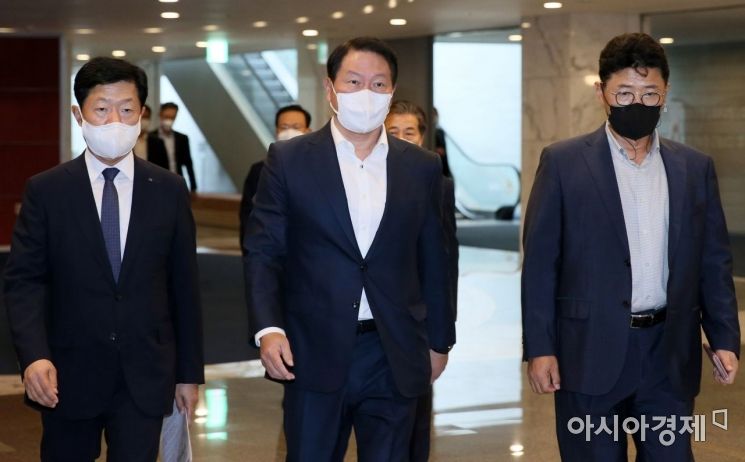 [포토]간담회 참석하는 최태원 