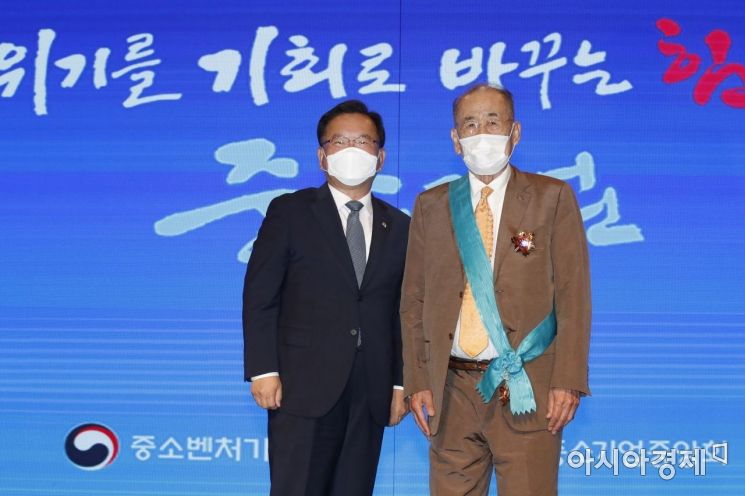 [포토] 금탑산업훈장 수여하는 김부겸 총리