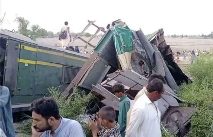 파키스탄서 열차 충돌…승객 1100여명 중 35명 이상 사망(종합)