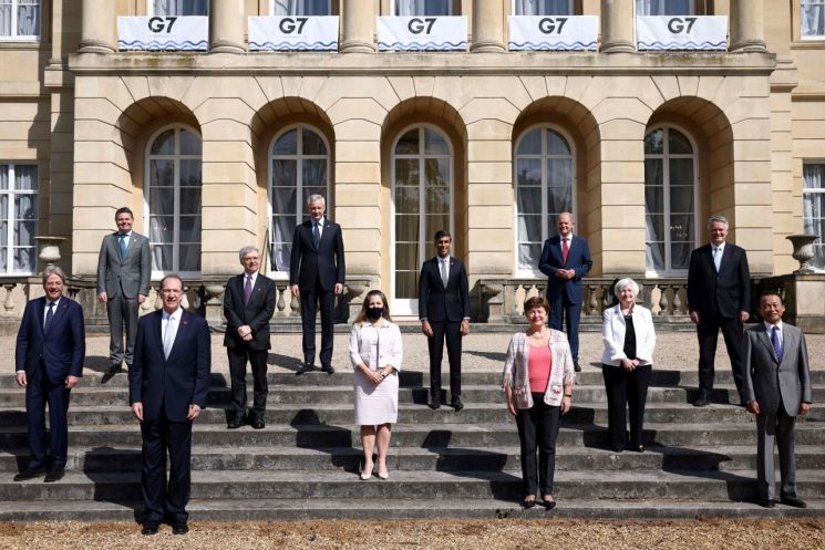 재닛 옐런 미국 재무장관(오른쪽에서 2번째)을 비롯한 주요7개국(G7) 재무장관 회의 참석자들이 지난 5일(현지시간) 영국 런던에서 이틀째 회의를 마친 뒤 단체 사진을 촬영하고 있다. [이미지출처=연합뉴스]