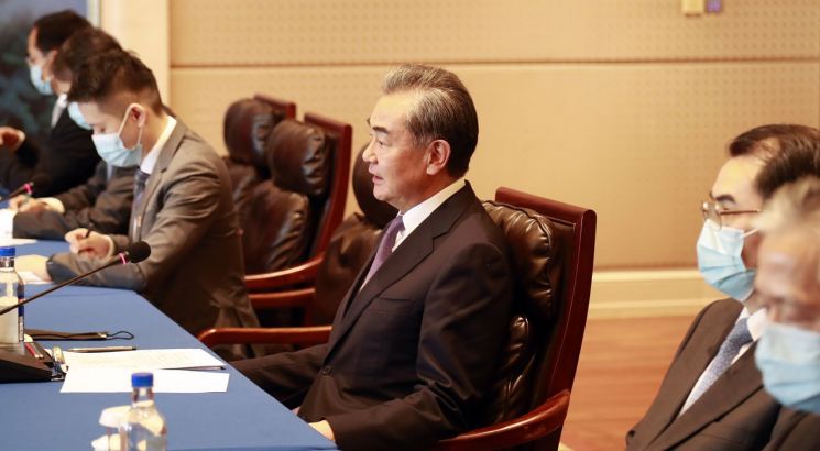 왕이 중국 국무위원 겸 외교부장이 지난 4월3일 중국 샤먼에서 열린 한중 외교장관 회담에서 발언하고 있다. [이미지출처=연합뉴스]