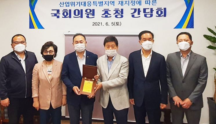 김원이 국회의원(가운데)에게 감사패를 전달하는 대불국가산업단지경영자협의회 집행부.
