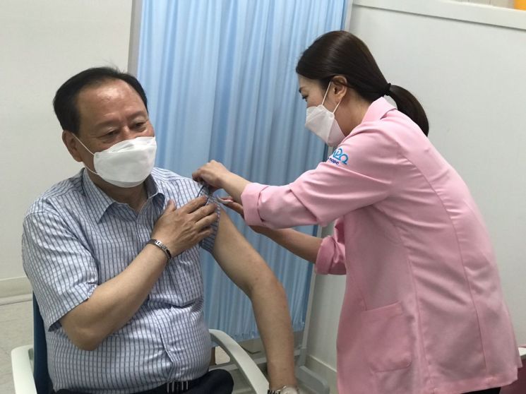 [포토]유동균 마포구청장 아스트라제네카(AZ) 백신 2차 예방접종 마쳐 