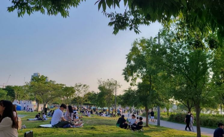 지난 6일 오후 서울 반포한강공원이 주말을 즐기러 나온 시민들로 북적이고 있다.
