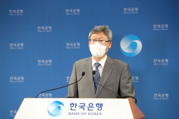 이성호 한국은행 금융통계부장이 8일 오전 서울 중구 한국은행에서 2021년 4월 국제수지(잠정)의 주요 특징을 설명하고 있다.