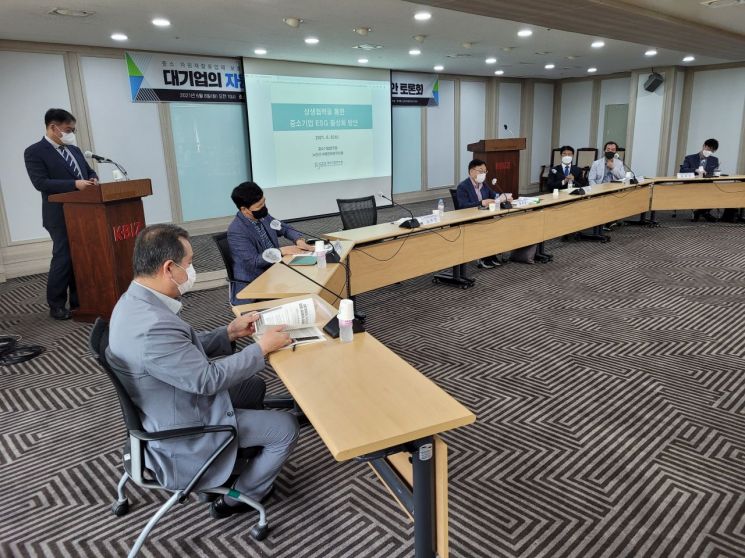8일 서울 여의도 중소기업중앙회 상생룸에서 열린 '중소자원재활용업체 보호를 위한 대기업의 자원재활용산업 진출 실태와 상생방안 토론회'에서 노민선 중소기업연구원 미래전략연구단장(사진 왼쪽)이 기조발제를 하고 있다. [사진제공=한국중소상인자영업자총연합회]