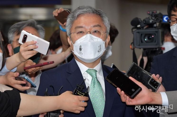 조국 전 법무부 장관 아들에게 허위 인턴활동 확인서를 써주고도 선거운동 과정에서 혐의를 부인하며 거짓 해명했다는 이유로 재판에 넘겨진 최강욱 열린민주당 대표가 8일 1심에서 벌금 80만원을 선고받은 뒤 서울중앙지법을 나서고 있다./강진형 기자aymsdream@