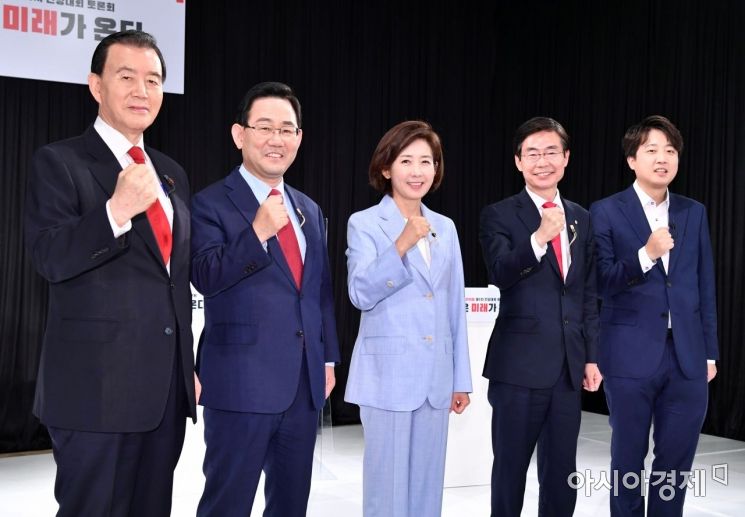 국민의힘 당대표에 출마한 홍문표, 주호영, 나경원, 조경태, 이준석 후보가 8일 서울 용산구 효창동 백범김구기념관에서 열린 토론회에 참석, 토론회 시작에 앞서 기념촬영을 하고 있다./국회사진기자단
