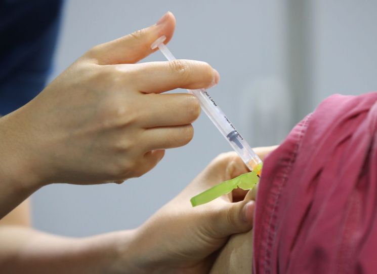 백신 접종센터에서 의료진이 백신을 접종하고 있다. 사진은 기사 중 특정 표현과 무관. [이미지출처=연합뉴스]