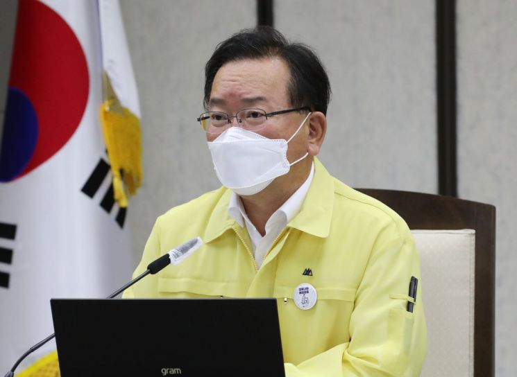 김 총리 "백신 접종자, 7월부터 단체 해외여행 허용"(상보)