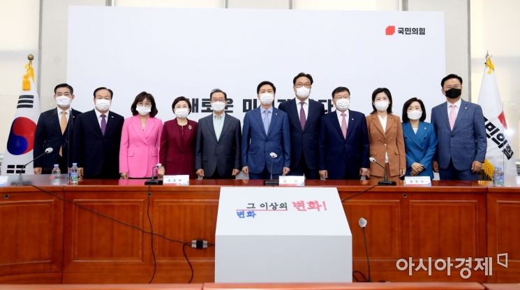 김기현 국민의힘 대표 권한대행과 정진석 군 성범죄 진상규명 및 재발방지 특별위원장 등 9일 국회에서 열린 '군 성범죄 진상규명 및 재발방지 특위' 1차 회의에 참석한 참석자들이 회의 시작에 앞서 기념촬영을 하고 있다./윤동주 기자 doso7@