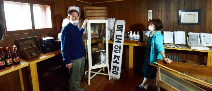 수집한 술관련 전시품과 목도양조장에서 대대로 사용한 술도구들을 설명하고 있는 이석일씨