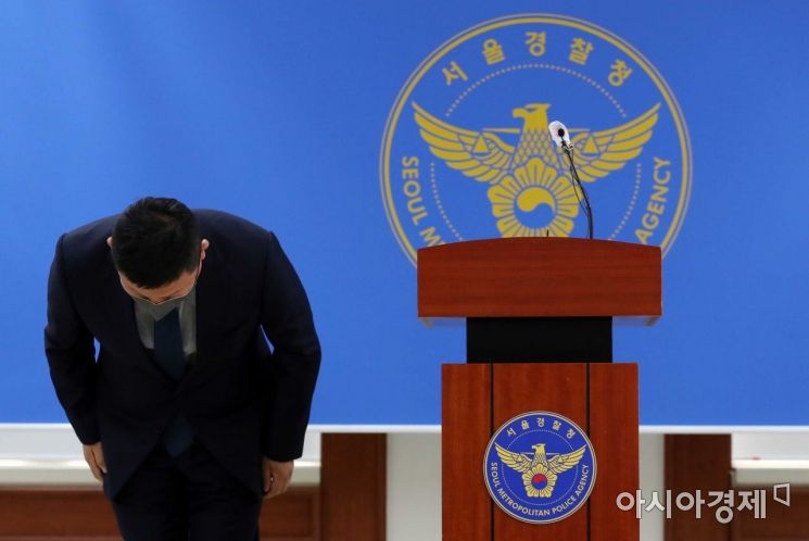 강일구 반부패공공범죄수사대장이 이용구 전 법무부 차관의 택시기사 폭행 사건과 관련해 진상조사 결과를 발표하고 있다. 이날 경찰은 이 전 차관의 폭행 사건을 부적절하게 처리했다고 인정하고 심려를 끼쳐 죄송하다고 사과했다. /문호남 기자 munonam@