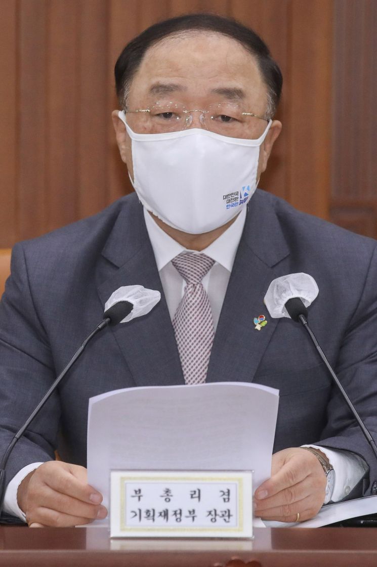 홍남기 "2025년까지 신약 전문가 1만명 양성…하반기 K-반도체 인프라사업 2개 예타"