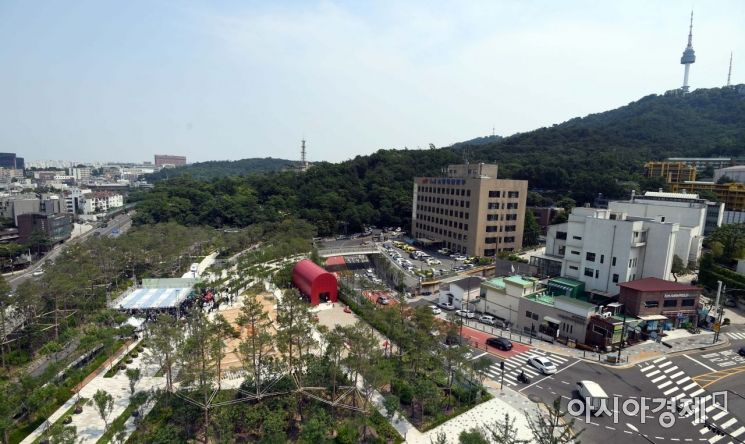 서울시는 남산 예장자락에 새로 만든 남산예장공원과 우당 이회영 기념관을 9일 정식 개장 했다. 서울시는 남산의 자연경관을 가리던 옛 '중앙정보부 6국' 건물과 TBS교통방송 건물을 철거하고, 그 자리에 13,036㎡(약 7천 평) 규모의 녹지공원을 조성했다고 밝혔다./윤동주 기자 doso7@