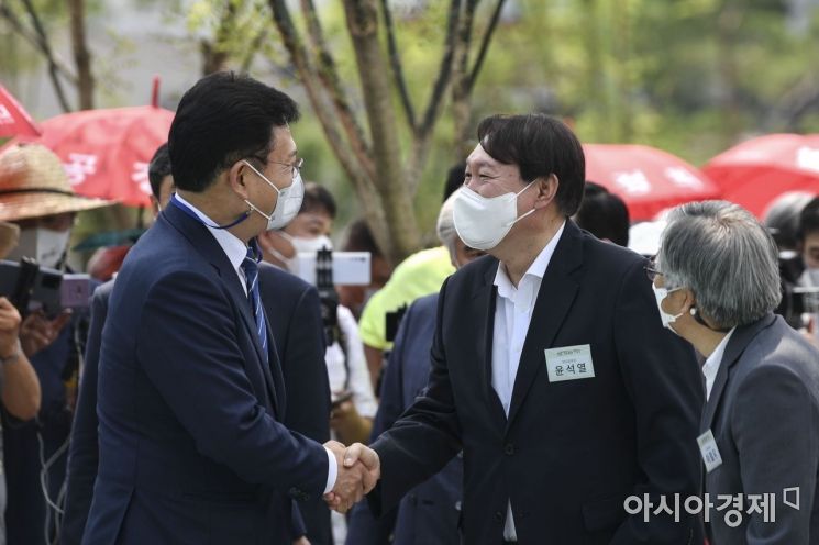 윤석열 전 검찰총장이 9일 서울 중구 남산예장공원 개장식 겸 이회영기념관 개장식에 참석, 송영길 더불어민주당 대표와 인사를 나누고 있다./윤동주 기자 doso7@