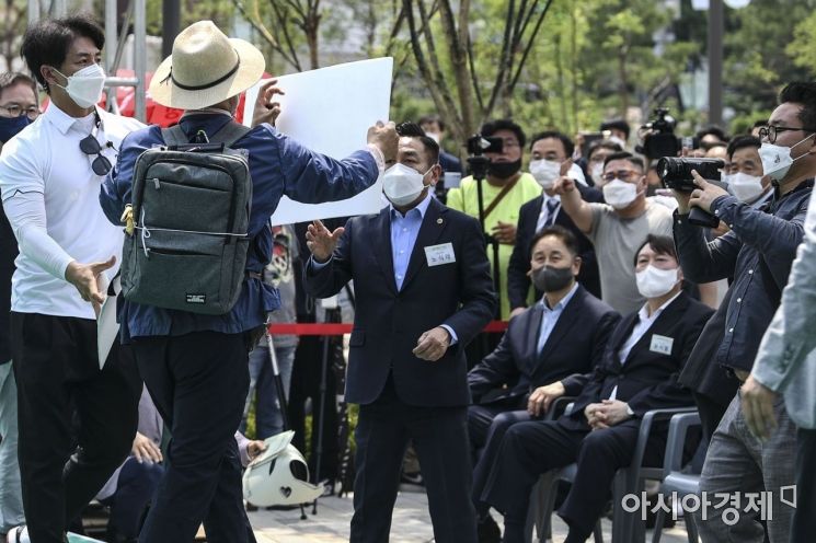 윤석열 전 검찰총장이 9일 서울 중구 남산예장공원 개장식 겸 이회영기념관 개장식에 참석, 행사도중 자신을 규탄하는 피켓을 든 한 시민을 바라보 있다./윤동주 기자 doso7@