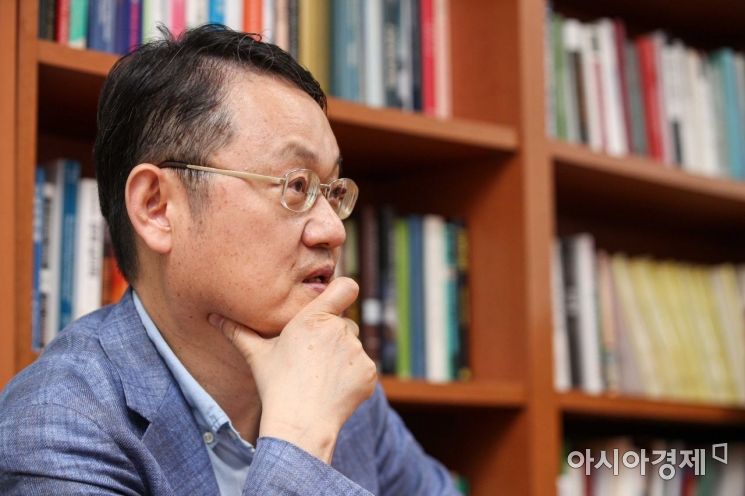 제52대 한국경제학회 학회장으로 내정된 이종화 고려대 교수가 9일 서울 성북구 고려대학교 정경관에서 인터뷰 하고 있다./강진형 기자aymsdream@