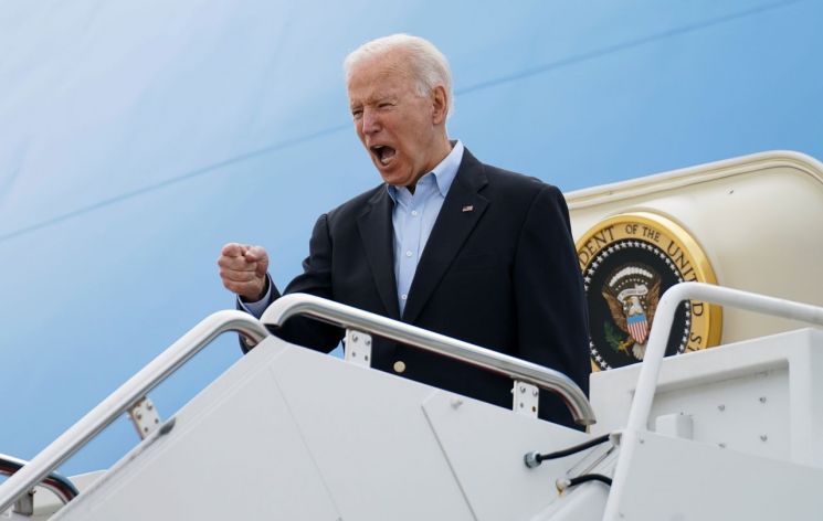 조 바이든 미국 대통령이 유럽 순방을 위해 전용기에 탑승하기 전 주먹을 들어 보이고 있다. [이미지출처=로이터연합뉴스]