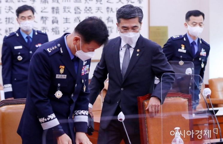서욱 국방부 장관과 정상화 공군참모차장이 10일 국회에서 열린 법제사법위원회 전체회의 공군 성추행 사건 관련 긴급현안질의에 출석하고 있다./윤동주 기자 doso7@