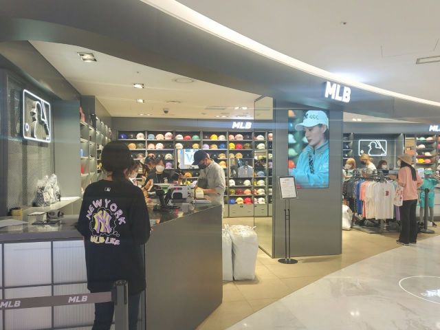 9일 오후 서울 한 면세점에 위치한 MLB 매장에 사람들이 제품을 구매하고 있다.