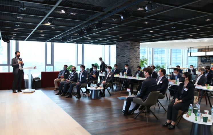 SKC는 10일 서울 종로구 본사에서 ‘SKC 스타트업 플러스 4기 킥오프’를 개최했다. 남재도 비드오리진(주) 대표가 자사 기술을 설명하고 있다. 사진제공=SKC