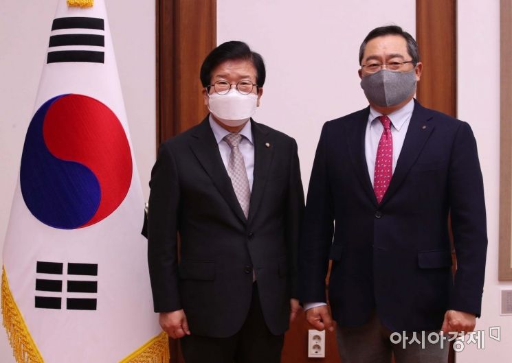 박병석 국회의장(사진 왼쪽)이 10일 국회의장실에서 국회를 방문한 구자열 한국무역협회 회장과 만나 기념사진을 찍고 있다./윤동주 기자 doso7@