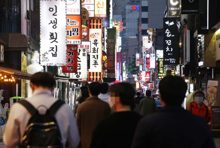 7월부터 수도권 식당·노래방·유흥시설 '밤 12시'까지 문 연다