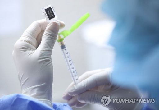 지난 3일 오전 서울 중랑문화체육관에 마련된 접종센터에서 한 의료진이 화이자 백신을 소분하고 있다. [이미지출처=연합뉴스]